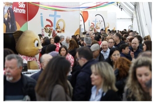 Un aplauso multitudinario en la Plaza Mayor y desfiles de moda tradicional y sostenible cierran JATO 2025