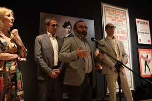 Miguel de Molina regresa a Cáceres como represaliado del franquismo con una placa en el hotel donde se alojó y la exposición “Embrujo”