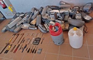 Sorprendidos un hombre y una mujer tras robar 70 farolas guardadas en el punto limpio de Esparragosa de Lares