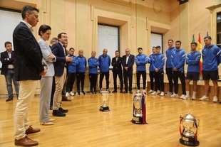 El CD Extremadura muestra su título de campeón de Tercera División en la Diputación de Badajoz
