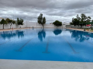 El Ayuntamiento de Los Santos de Maimona evalúa los daños causados por una tormenta en la piscina municipal