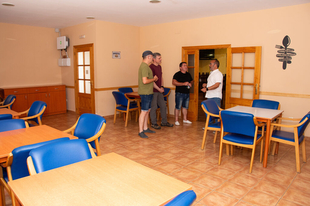 El presidente de la Diputación de Cáceres visita el Centro de Día y bar municipal de Jarilla