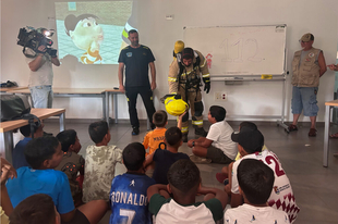 El SEPEI de Cáceres «amplía su plantilla» con pequeños bomberos y bomberas saharauis que han visitado el parque