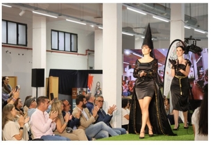 La moda sostenible hispano-lusa desfila por la Plaza del Mercado de Plasencia como broche de oro de RESOTEX