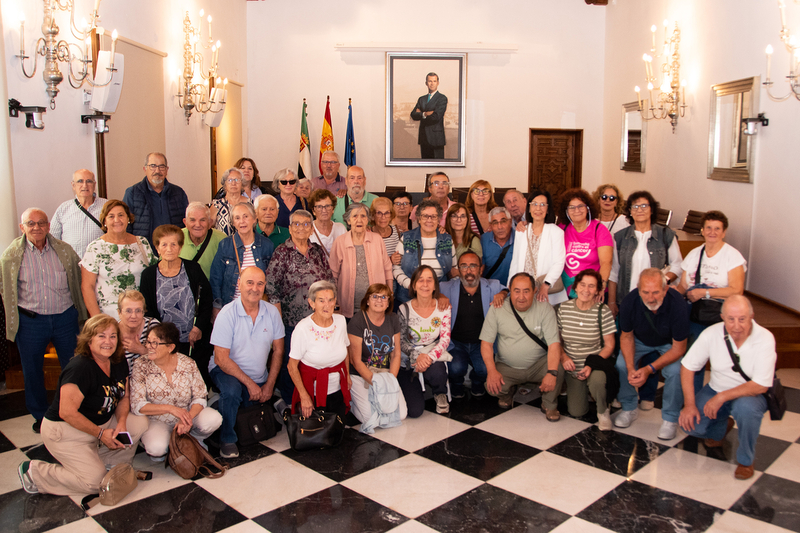 Jóvenes y mayores se acercan a la Diputación de Cáceres en el arranque de su X Semana de Puertas Abiertas