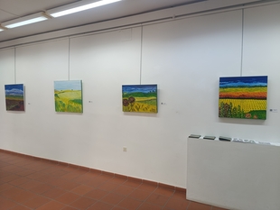 Campos castellanos, arbolado y una explosión de color expresionista protagonizan la nueva exposición del Complejo Cultural Santa María de Plasencia