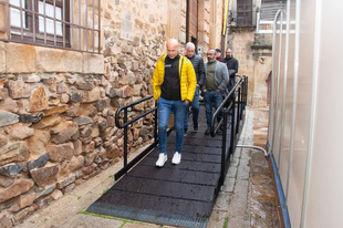 La feria Monacal de dulces conventuales arranca estrenando la rampa de accesibilidad instalada por la Diputación de Cáceres