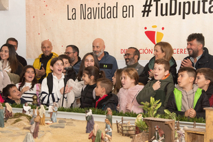 Las luces del Belén Monumental de la Diputación de Cáceres ya iluminan el Portal y más de 300 figuras