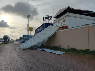 Los bomberos del CPEI intervienen en medio centenar de incidencias por el fuerte temporal de viento en la provincia