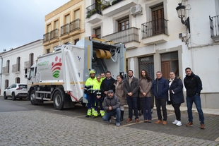 Municipios de Tierra de Barros - Río Matachel estrenan camión de recogida de residuos