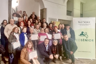 Personas mayores de la provincia de Cáceres aprenden a usar la Inteligencia Artificial para ganar autonomía en su día a día con el proyecto “IA Sénior