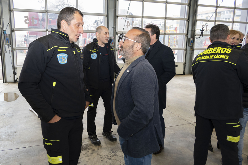 Morales acompaña a bomberos del SEPEI de la Diputación de Cáceres en los actos de celebración por su patrón