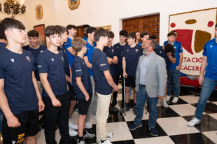 El presidente de la Diputación de Cáceres recibe a jugadores del Sagrado Corazón Cáceres CB