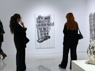 El artista Pablo Bellot reflexiona en la Sala de Arte El Brocense sobre la (in)comunicación contemporánea