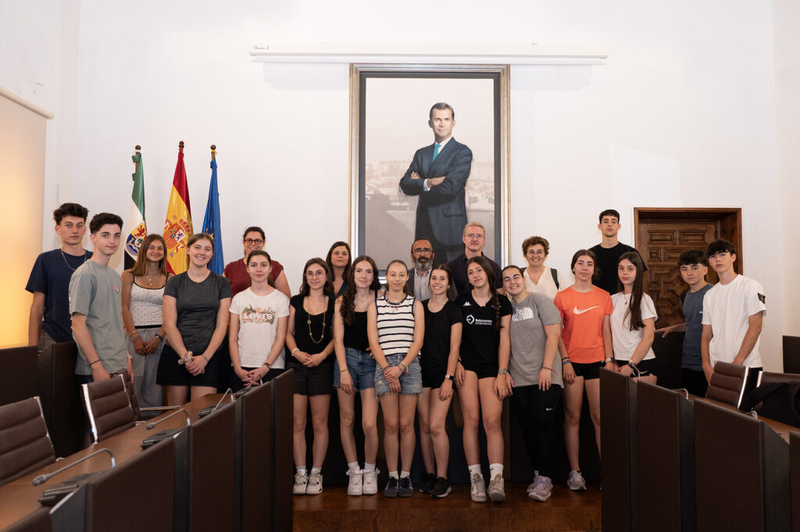 El Presidente Miguel Ángel Morales recibe al alumnado del IES Valle del Jerte y del liceo Jean-Perrin de Nantes en la Diputación de Cáceres