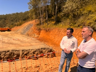 La Diputación prevé reabrir en mes y medio la carretera entre Berzocana y Logrosán dañada por las borrascas