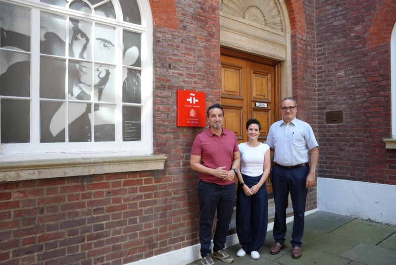 Raquel del Puerto traslada al Instituto Cervantes de Londres iniciativas para preservar y difundir el patrimonio lingüístico extremeño