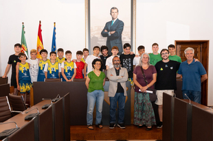 Miguel Ángel Morales recibe a los y las jóvenes del ADC Baloncesto Cáceres que participarán en el Portugal Basketball Festival