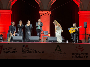 Miles de personas siguen el compás del flamenco de Badajoz en las Landas de Francia
