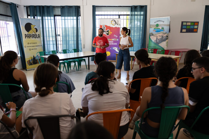 La vicepresidenta primera, Esther Gutiérrez, visita a las y los participantes del Campamento de «Valores Democráticos»