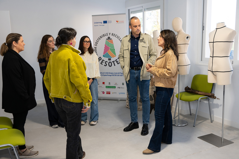 Arranca el Espacio Hub Textil de Arroyo de la Luz con una residencia creativa transfronteriza entre España y Portugal