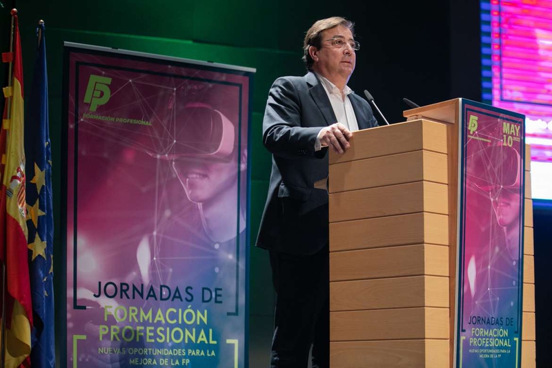 Fernández Vara defiende la apuesta del Ejecutivo regional por la FP Dual para responder a la demanda laboral actual a través de empleos de calidad