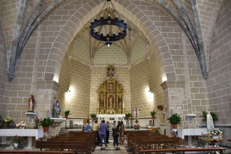 La consejera de Cultura visita la iglesia de San Andrés en Almaraz, tras la restauración llevada a cabo por la Junta