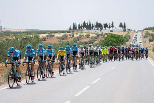 La consejera de Cultura asiste a la llegada segunda etapa de la Vuelta Ciclista a Extremadura