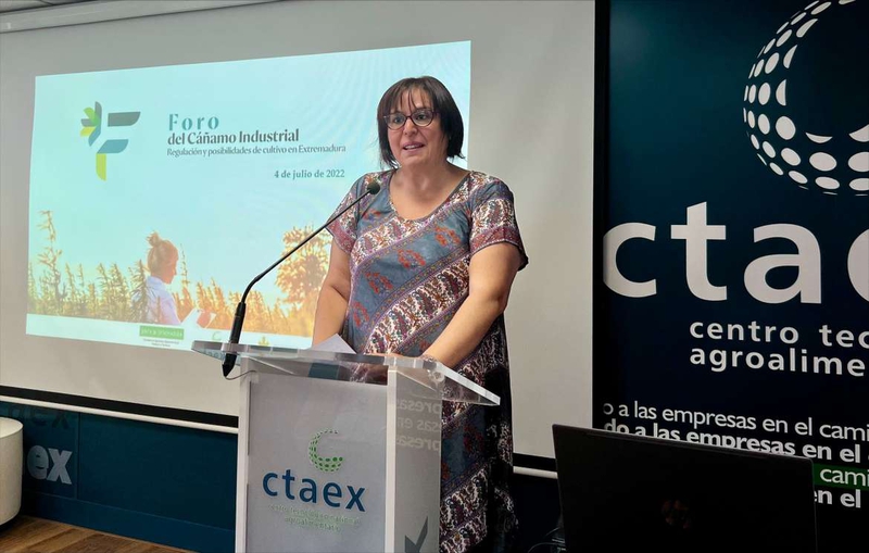 Begoña García destaca el potencial industrial y medioambiental del cultivo del cáñamo para Extremadura