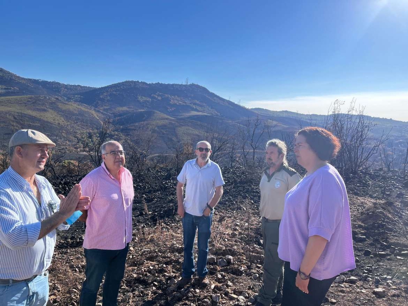 Begoña García visita la zona afectada por el incendio de Casas de Miravete y se reúne con los alcaldes afectados
