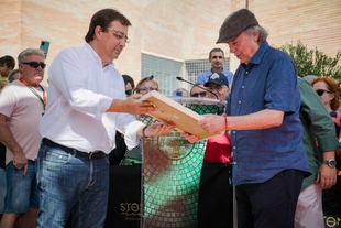 Fernández Vara ensalza la trayectoria profesional de Joan Manuel Serrat en el acto homenaje en el Viam Musicorum de Mérida