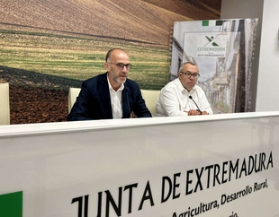 La Junta pondrá en marcha proyectos singulares de atención a personas mayores en Valverde de Burguillos y Riolobos