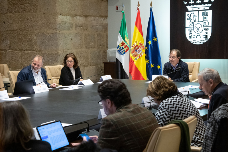 Fernández Vara preside la reunión del Consejo de Concertación Social y Económica de Extremadura