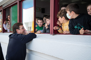 Fernández Vara visita dos centros educativos en Berlanga