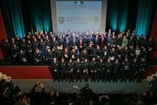 Fernández Vara destaca el ejemplo de responsabilidad y de vocación de servicio público de la Policía Local de Extremadura