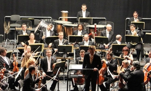 La Casa Cultural Extremea de Jerez de la Frontera otorga su ''Caballo-Encina'' a la Orquesta de Extremadura