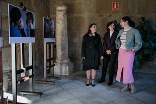 La exposición fotográfica 'Siendo hermanas, somos invencibles' pretende visibilizar la realidad de las víctimas de violencia de género