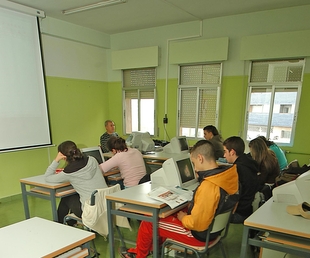 Educación dedica 80.000 euros a ayudas de transporte y comedor para el alumnado que participa en programas de éxito y de refuerzo educativo