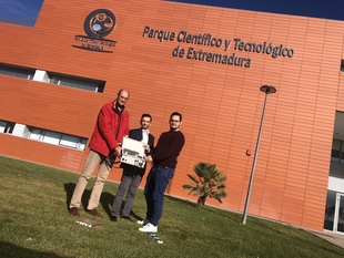 Una empresa desarrolla una tecnología pionera para reparar baterías de vehículos eléctricos gracias a la financiación de la Junta de Extremadura