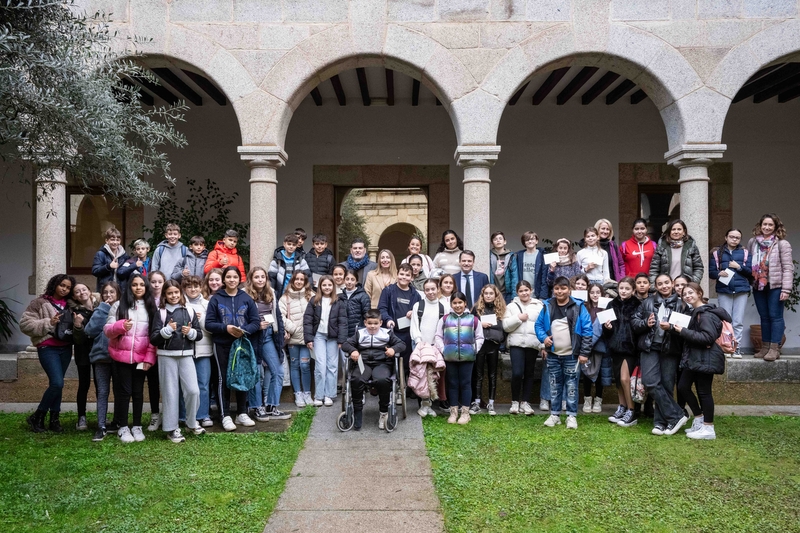 Estudiantes del CEIP San José de Calamonte traen la Navidad a la sede de la Junta de Extremadura