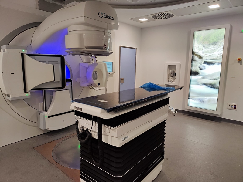 El Hospital Virgen del Puerto recibe el equipamiento para la instalación de un nuevo acelerador lineal