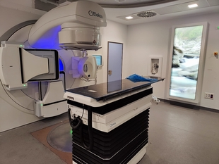 El Hospital Virgen del Puerto recibe el equipamiento para la instalación de un nuevo acelerador lineal