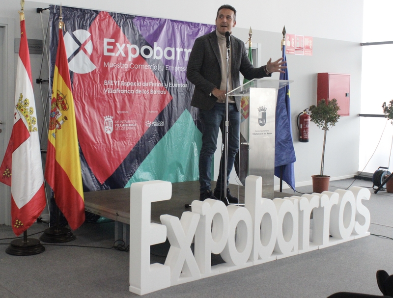 La Junta reivindica en Expobarros su apuesta por el comercio y el apoyo a las empresas como eje de la economía
