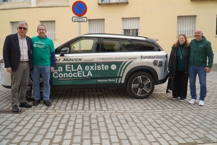 Fundación CB entrega un vehículo a ELA Extremadura para mejorar la movilidad de sus usuarios