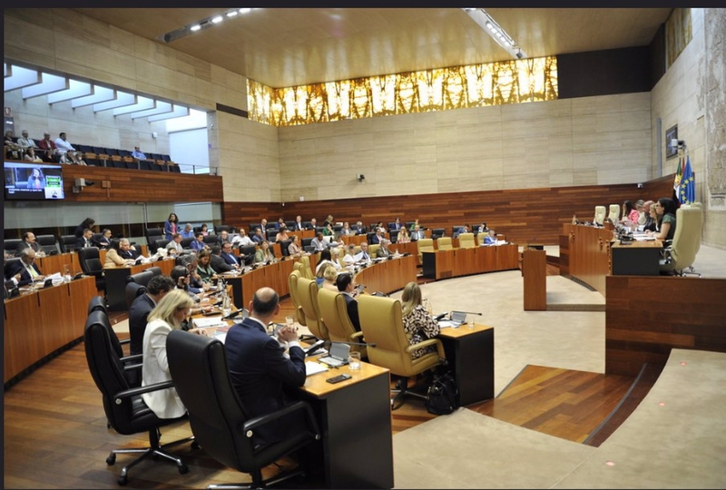 PP y Vox plasman el jueves su pacto en Extremadura con otra bajada de impuestos que PSOE y Unidas ven solo para 'ricos'
