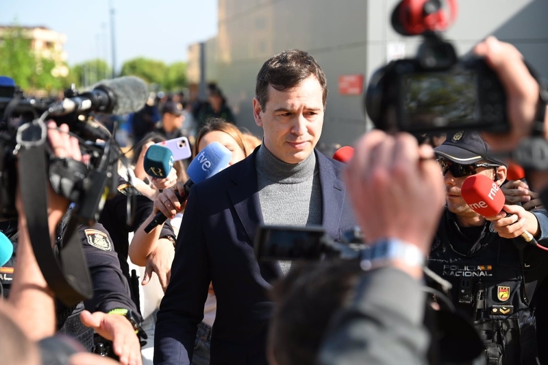 El hermano de Pedro Sánchez sale de declarar en los Juzgados de Badajoz rodeado de una nube de periodistas y policías