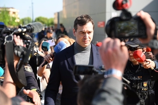 El hermano de Pedro Sánchez sale de declarar en los Juzgados de Badajoz rodeado de una nube de periodistas y policías