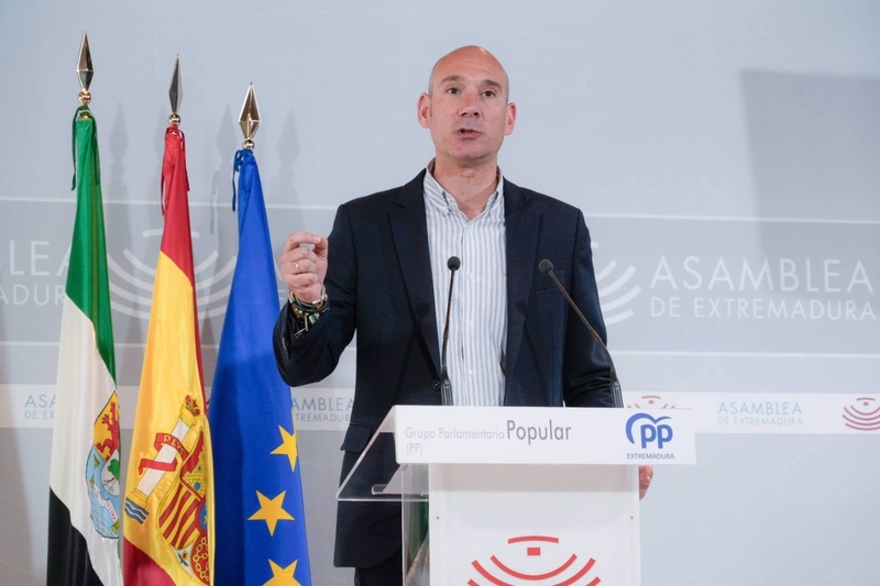 El PP tacha de 'vergüenza' la cadena de 'escándalos socialistas' y asegura que funcionan 'como una mafia'