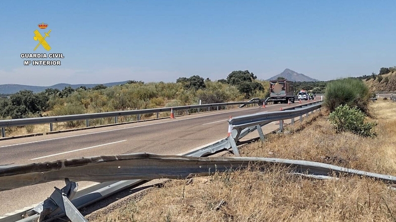 Un camionero es evacuado en helicóptero tras sufrir una salida de vía en la A-5