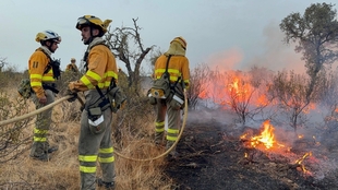 Una veintena de bomberos forestales de Murcia parte hacia Extremadura para seguir la lucha contra incendios